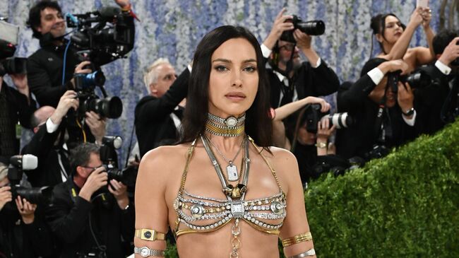 Ирина Шейк на ковровой дорожке Met Gala 2026 в Метрополитен-музее в Нью-Йорке