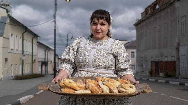 Сотрудница музея Калачная с подносом калачей в Коломне
