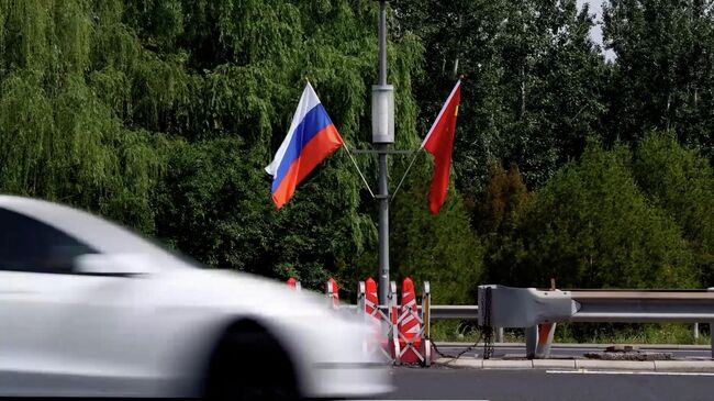 Пекин украсили флагами России и Китая перед визитом Путина