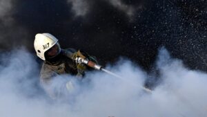 В Астраханском селе загорелись три жилых дома