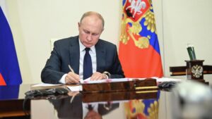 Путин подписал закон о выплатах при поствакцинальных осложнениях
