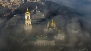 Мощи святых в Киево-Печерской лавре накрыли вышиванками