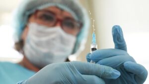 Врач рассказала, в каком возрасте детей нужно вакцинировать от менингококка